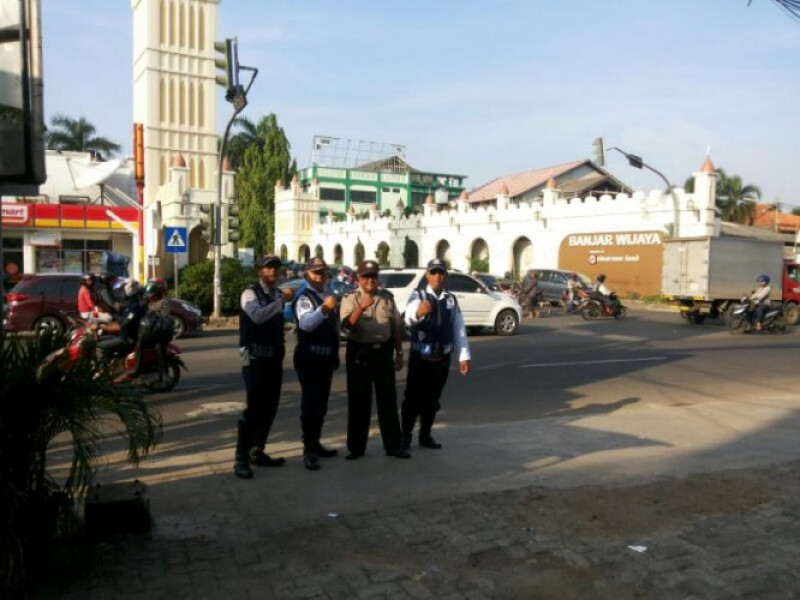 IMG-anggota-polsek-cipondoh-bersama-dishub-kota-tangerang-bersinergi-mengatasi-kemacetan
