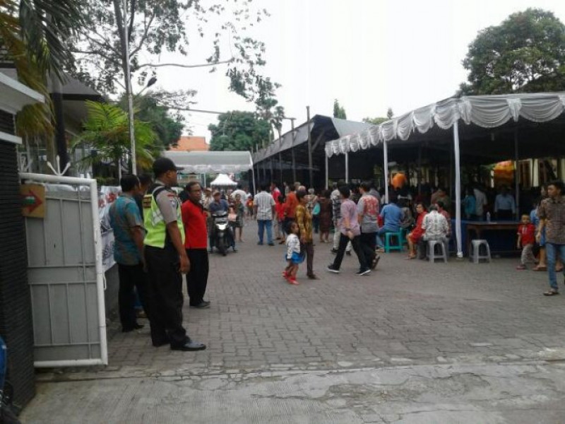 IMG-bhabinkamtibmas-cibodas-baru-bantu-pengamanan-minggu-paskah-di-gereja-santo-agustinus