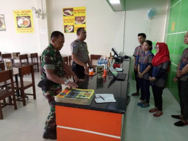 IMG-sinergitas-polri-dan-tni-bersama-jaga-keamanan-dengan-sambang-ke-rumah-makan