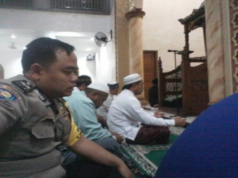 IMG-aiptu-beben-ikuti-sholat-subuh-berjamaah-di-masjid-wilayah-binaannya