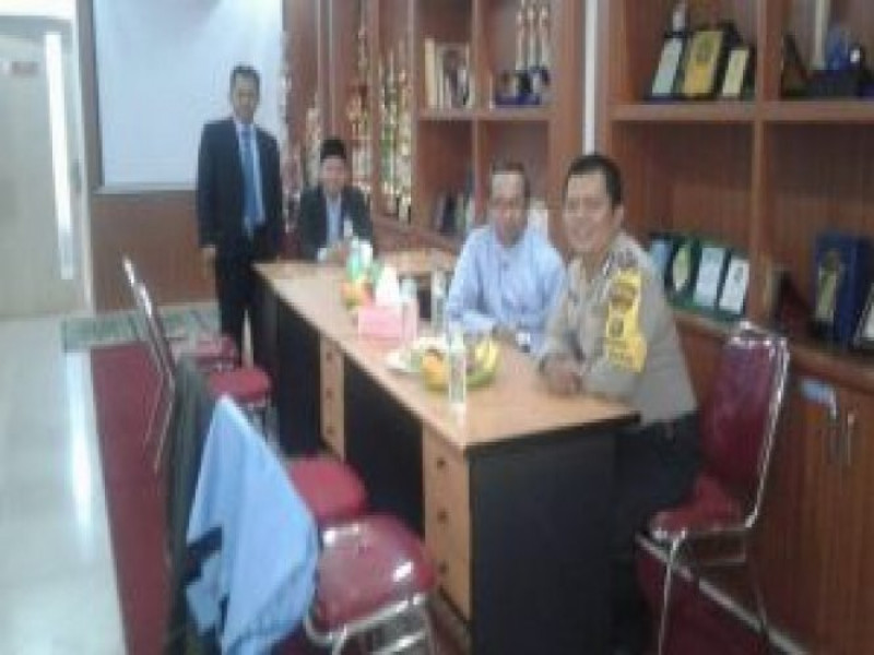 IMG-anggota-bhabinkamtibmas-polsek-cipondoh-monitoring-pelaksanaan-un-smp