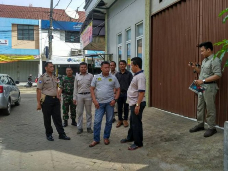 IMG-bhabinkamtibmas-bersama-babinsa-bantu-ketua-rt-data-warga-yang-akan-dapat-kompensasi