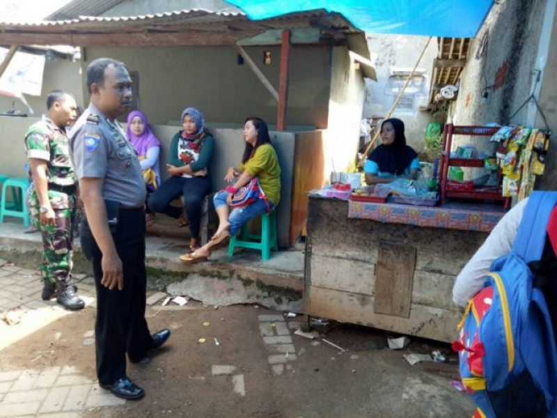 IMG-temui-ibu-ibu-yang-sedang-kumpul-bhabinkamtibmas-ingatkan-agar-jangan-lupa-matikan-kompor