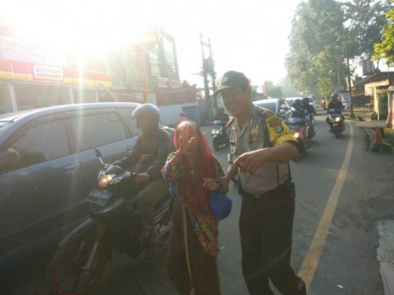 IMG-aiptu-suhandi-bhabinkamtibmas-polsek-cipondoh-bantu-nenek-sebrangi-jalan