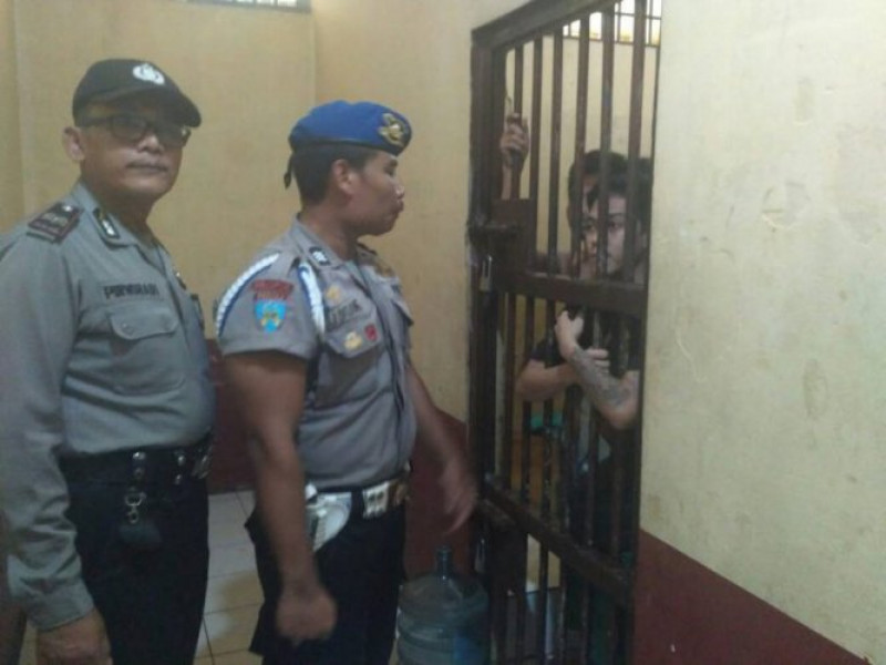 IMG-dipimpin-pawas-anggota-piket-polsek-cipondoh-periksa-tahanan-saat-serah-terima-tugas