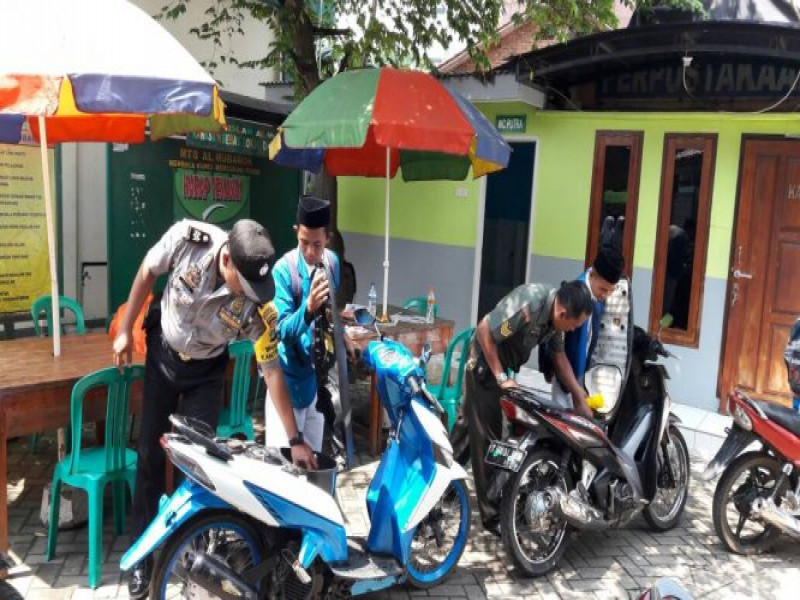 IMG-babinsa-bersama-bhabinkamtibmas-polsek-cipondoh-periksa-kendaraan-siswa-antisipasi-aksi-corat-coret