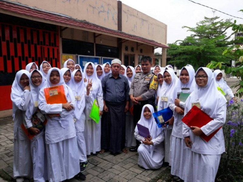 IMG-bhabinkamtibmas-polsek-cipondoh-gelar-pemantauan-kegiatan-unkp-di-dua-sekolah