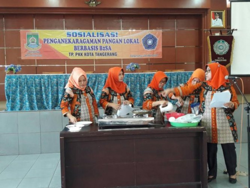 IMG-sambut-ramadhan-pkk-demonstasi-buat-makanan-dari-bahan-pangan-lokal