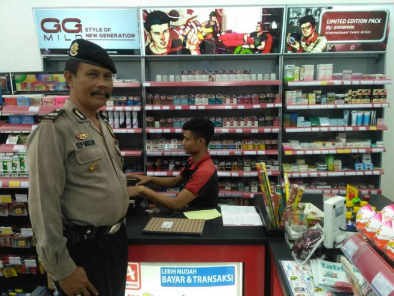 IMG-anggota-patroli-sabhara-polsek-cipondoh-pantau-supermarket-yang-buka-24-jam