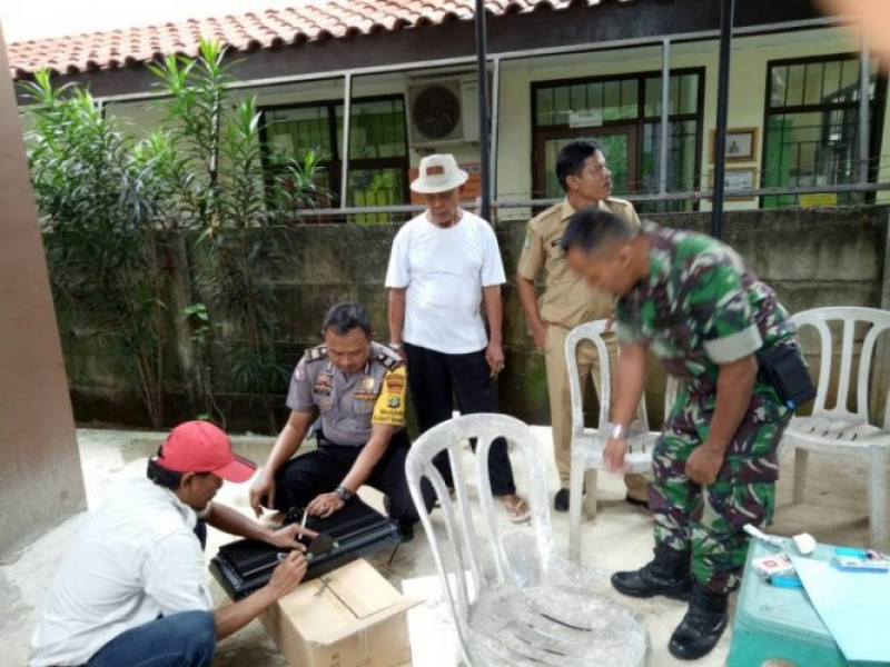IMG-sinergitas-tiga-pilar-bhabinkamtibmas-polsek-cipondoh-bantu-pasang-lampu