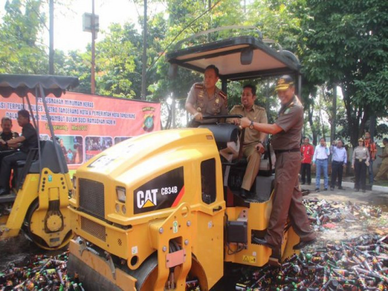 IMG-polres-metro-tangerang-kota-musnahkan-belasan-ribu-botol-miras-dan-sabu