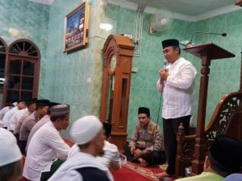 IMG-tarawih-keliling-polsek-negalsari-camat-imami-isya-dan-kapolsek-imami-tarawih