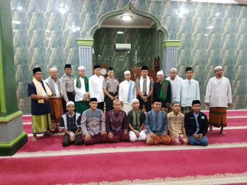 IMG-lurah-karangsari-dan-kapolsek-dalam-tarawih-keliling-polsek-neglasari