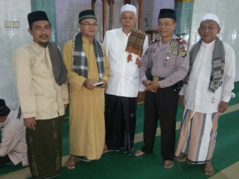 IMG-polsek-neglasari-rutin-shubuh-jemaah-dengan-warga