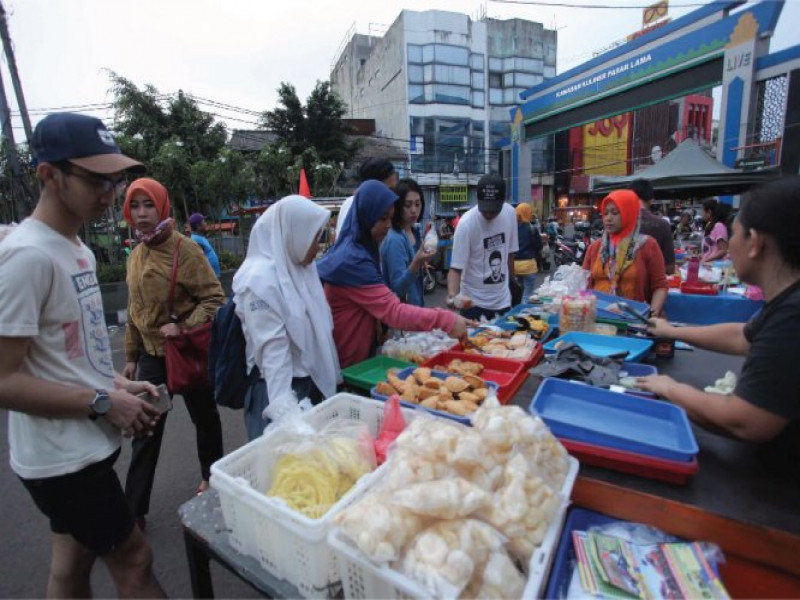 IMG-kuliner-takjil-pasar-lama-diminati-wanita-karir