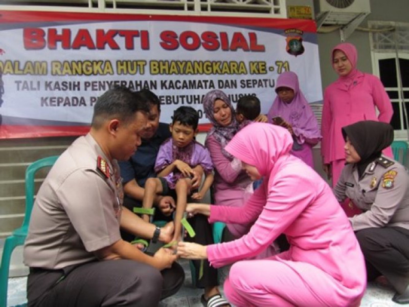 IMG-kapolres-metro-tangerang-kunjungi-keluarga-berkebutuhan-khusus