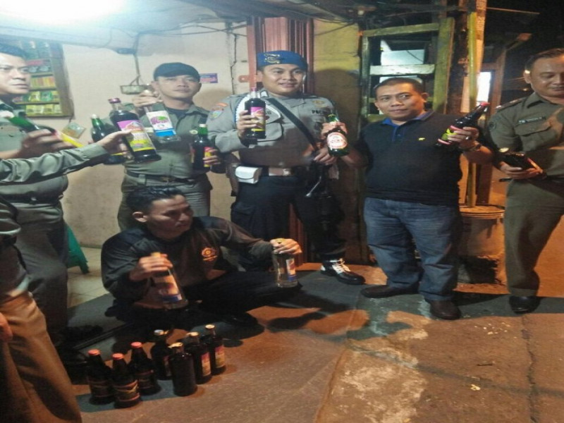 IMG-aparat-satpol-pp-sita-268-botol-minuman-keras