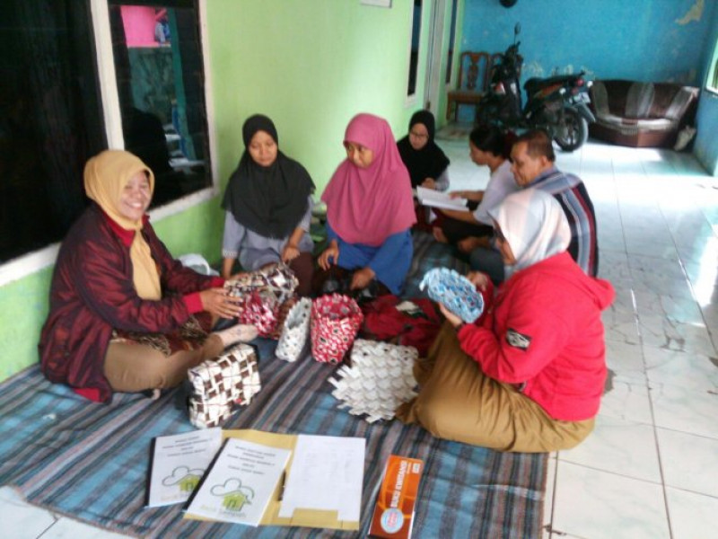 IMG-dlh-lakukan-pembinaan-ke-10-wilayah-cikal-bakal-kampung-hijau-2017