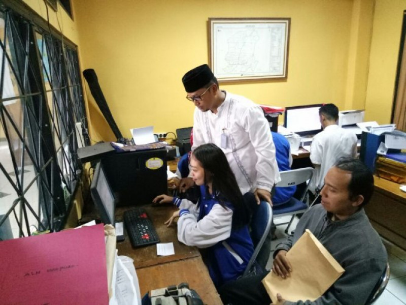 IMG-mahasiswa-unis-bantu-pelayanan-warga-di-kelurahan-gondrong