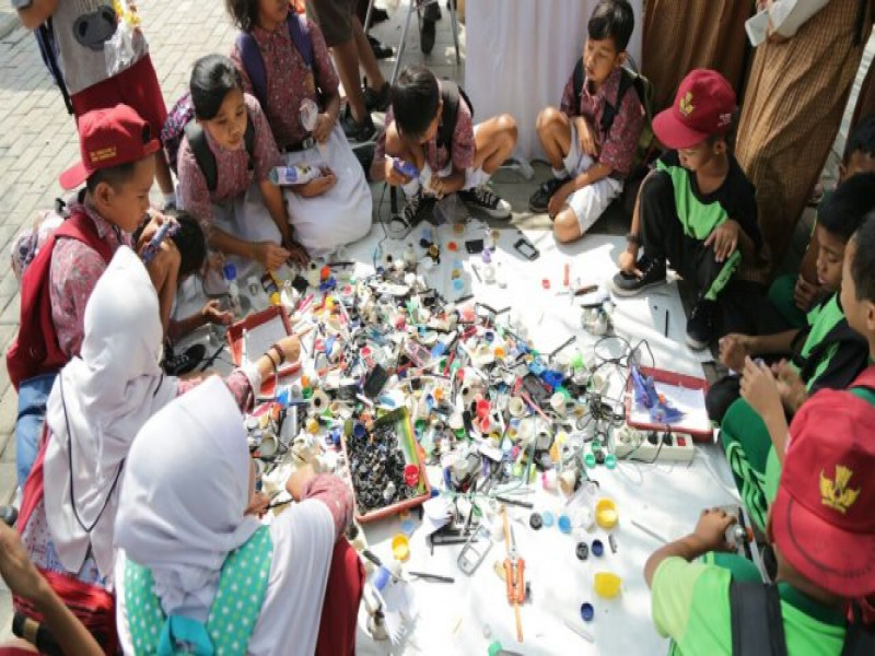 IMG-festival-cisadane-yuk-belajar-recycle-robotik-di-stand-dlh-kota-tangerang