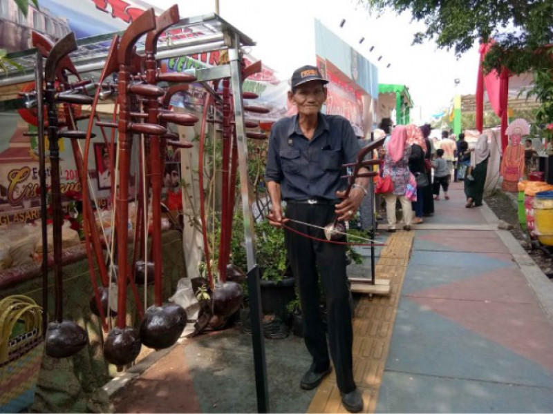 IMG-perkenalkan-alat-musik-tradisional-betawi-di-festival-cisadane