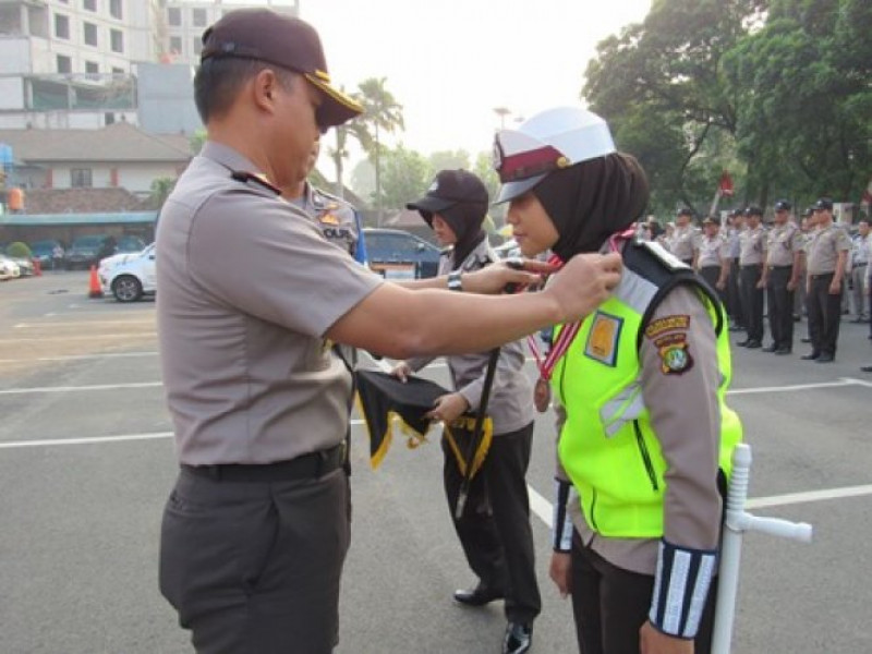 IMG-anggota-berprestasi-dapat-penghargaan-kapolda-dan-kapolres