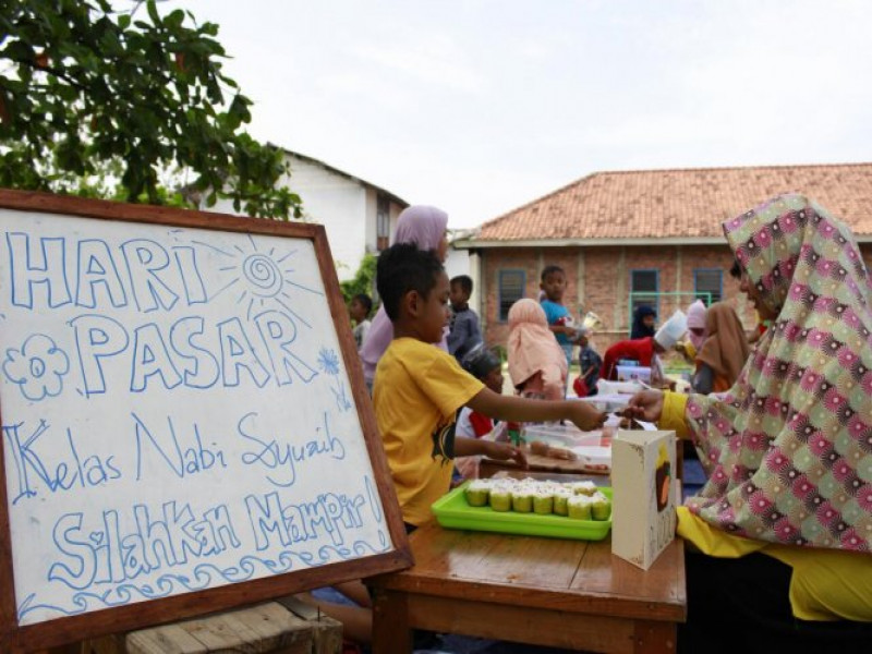 IMG-sibuk-berteriak-murid-tk-sekolah-alam-gelar-hari-pasar