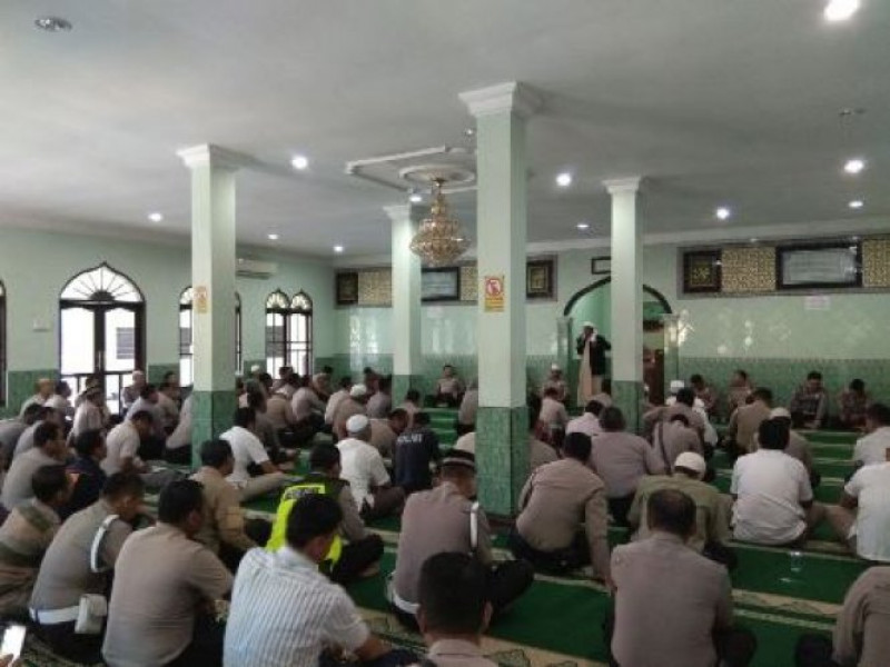 IMG-polisi-cinta-masjid