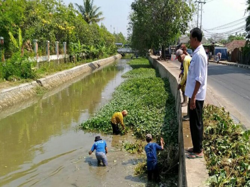 IMG-dinas-pupr-kerahkan-puluhan-personil-demi-meningkatkan-kebersihan-sungai-cisadane-utara