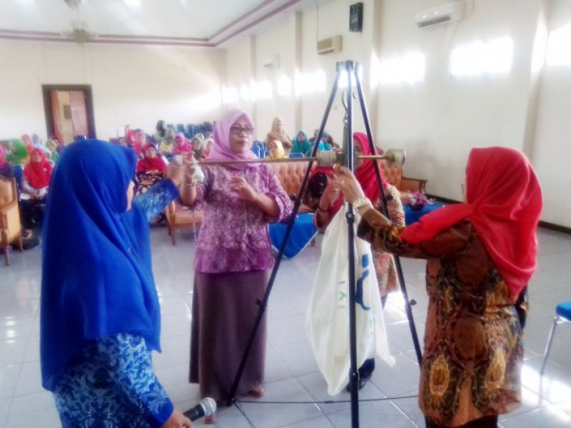 IMG-70-kader-posyandu-dapat-ilmu-cara-penimbangan-daskin