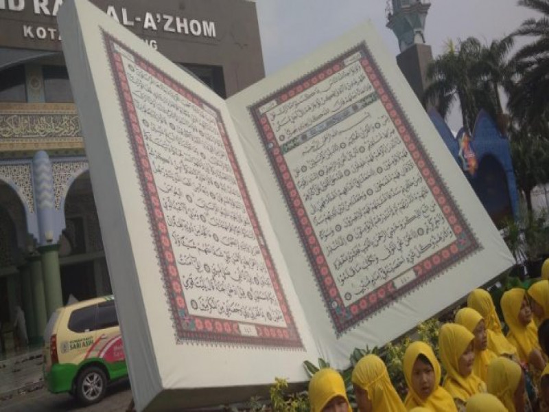 IMG-seru-bisa-foto-dengan-latarbelakang-alquran-raksasa-di-masjid-al-azhom