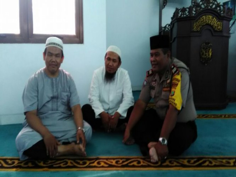 IMG-ketika-bertemu-para-ulama-aiptu-waluya-mengajak-ikut-berperan-aktiv-dalam-menjaga-harkamtibmas