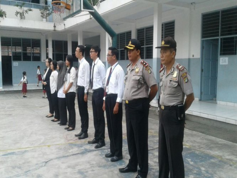 IMG-kapolsek-neglasari-kompol-h-ubaidillah-menjadi-pembina-upacara-dalam-upacara-bendera-di-smk-karya-bangsa