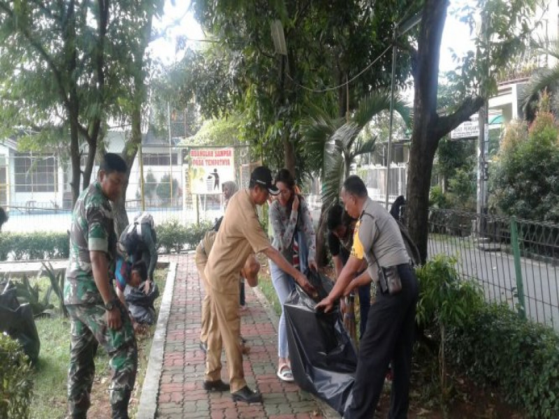 IMG-aiptu-suhari-bersama-3-pilar-kerja-bakti-bersihkan-sampah-disekitar-taman-asri-cipadu-jaya