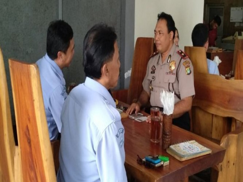 IMG-kapolsek-neglasari-membangun-kepercayaan-masyarakat-dengan-menghadiri-undangan-dan-berikan-pengamanan-kegiatan