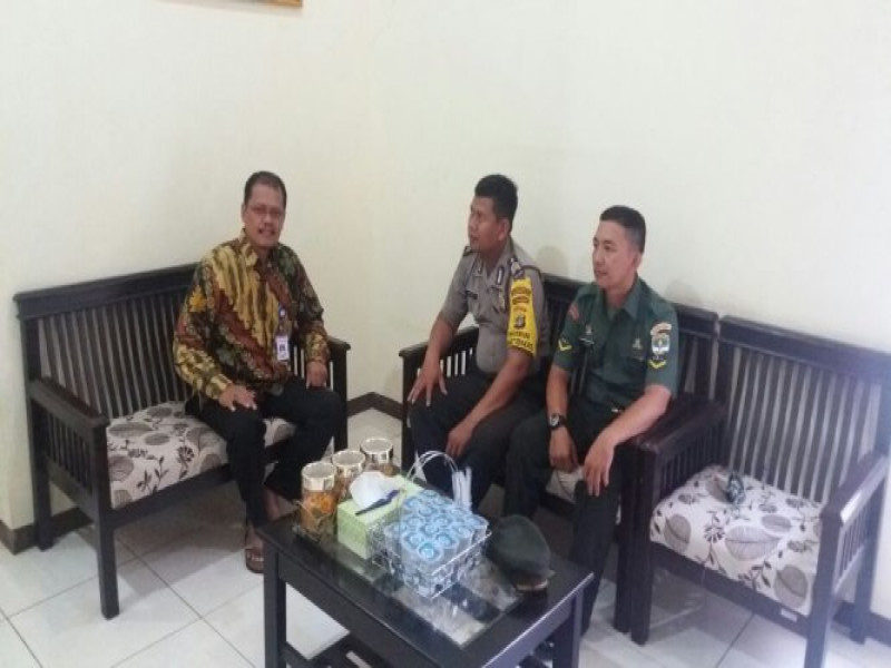 IMG-bersama-babinsa-bhabinkamtibmas-kelurahan-periuk-brigadir-damhuri-sambangi-gudang-bulog