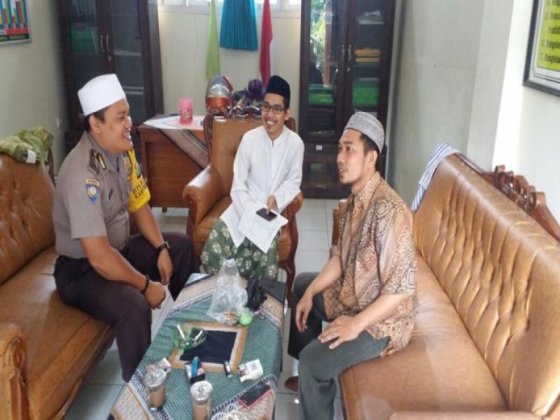 IMG-laksanakan-program-polsantren-binmas-kelurahan-alam-jaya-silaturahmi-ke-pondok-pesantren-al-kamil