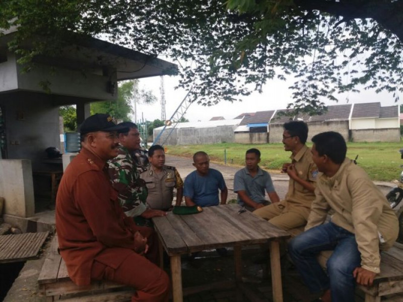 IMG-bhabinkamtibmas-polsek-jatiuwung-aiptu-m-idris-bersama-babinsa-sambangi-tomas-jatake