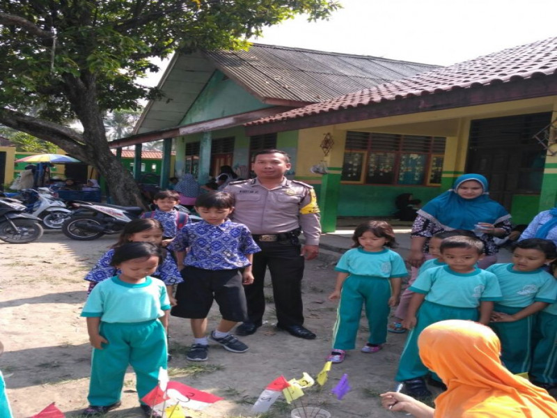 IMG-bripka-m-bahtiar-bhabinkantibmas-mengunjungi-sekolah-sdn-ii-desa-buaran-bambu-kec-pakuhaji-kab-tangerang