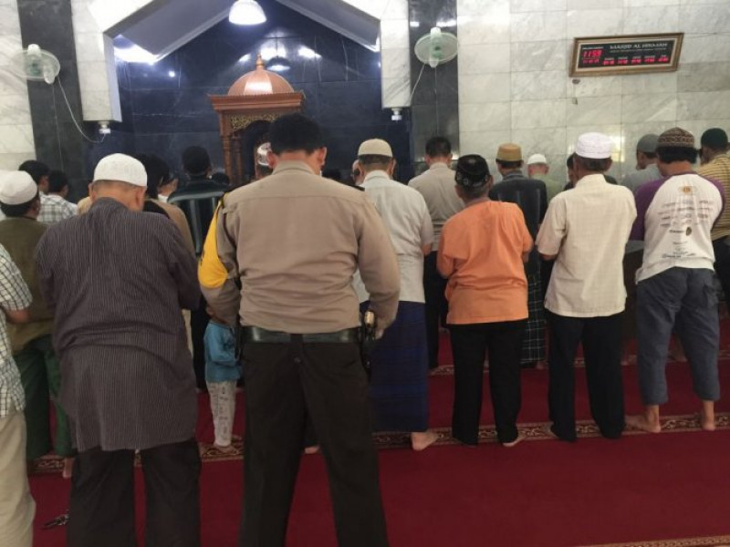 IMG-bhabinkamtibmas-kelurahan-jurumudi-baru-melaksanakan-shalat-zuhur-berjamah-dengan-masyarakat-di-masjid-al-hikmah