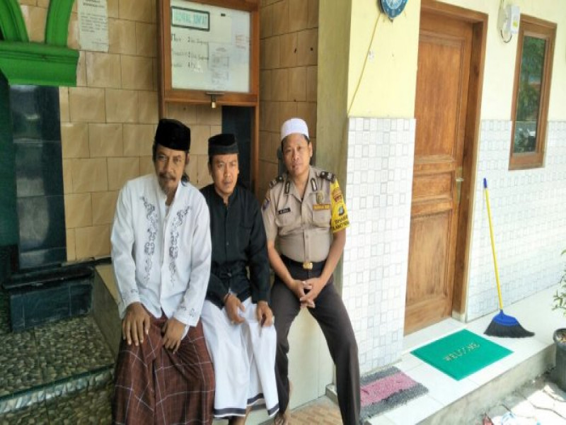 IMG-giat-cinta-masjid-bhabinkamtibmas-kelurahan-jatake-sholat-dzuhur-berjamaah-di-masjid-al-furqon