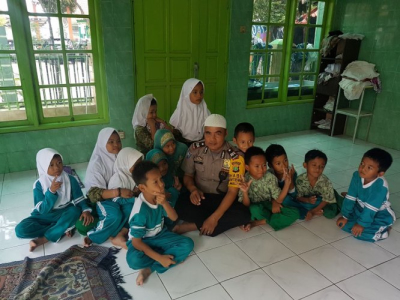 IMG-aiptu-slamet-sugianto-nasehati-murid-sekolah-dasar