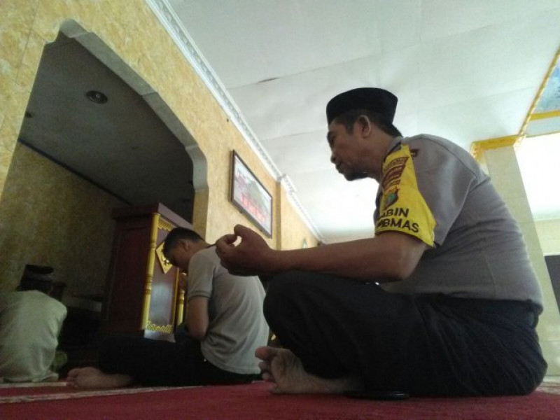 IMG-binmas-polsek-neglasari-rutin-shalat-berjamaah-bersama-warga