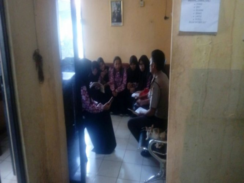 IMG-kanit-binmas-polsek-sepatan-menyampaikan-devinisi-ham-kepada-siswi-smkn-2-kab-tangerang