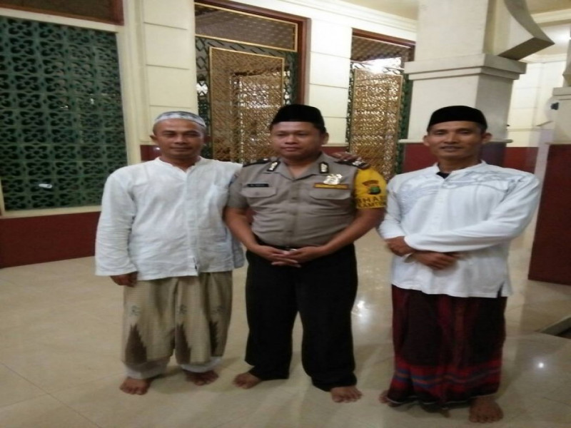 IMG-aiptu-m-idris-bersama-ketua-rw01-jatake-melaksanakan-sholat-dzuhur-berjamaah-di-masjid-jami-nurul-iman