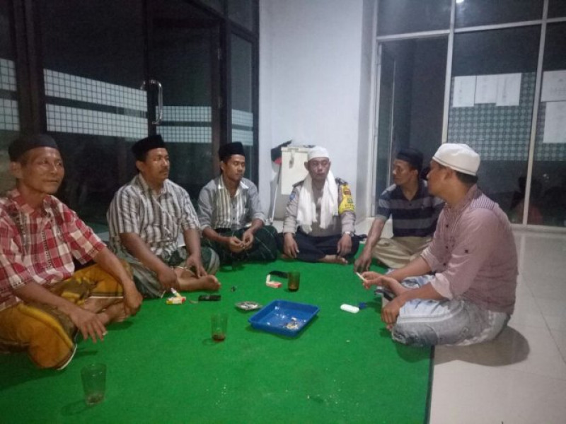 IMG-bhabinkamtibmas-kelurahan-jatiuwung-sambang-dialogis-dengan-ketua-dkm-masjid-al-wahdah