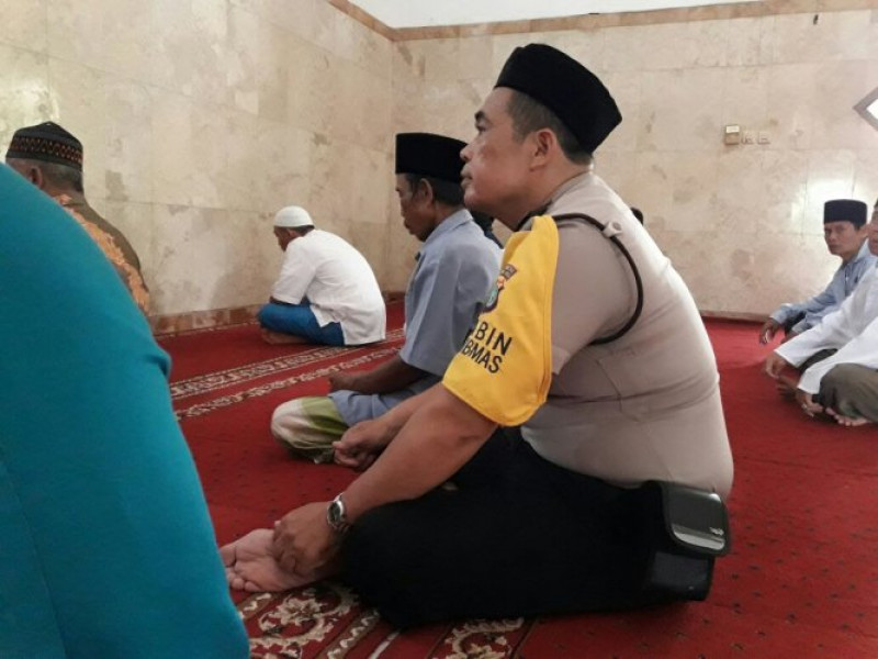 IMG-aiptu-apendih-sholat-jumat-di-masjid-al-hidayah-dilanjutkan-dengan-ramah-tamah-jalin-kemitraan-dengan-warga-sekitar