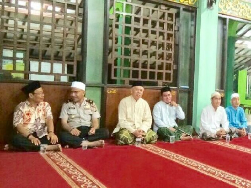 IMG-kapolsek-benda-melaksanakan-shalat-zuhur-berjamaah-dengan-masyarakat-di-masjid-al-hikmah