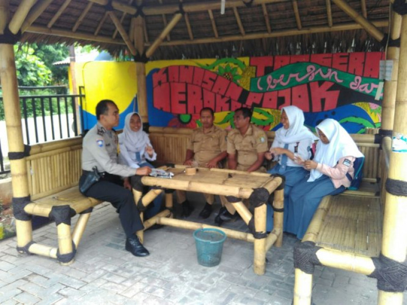 IMG-polkiss-di-smkn-9-tangerang-binmas-aiptu-priyadi-himbau-siswa-tertib-berlalu-lintas