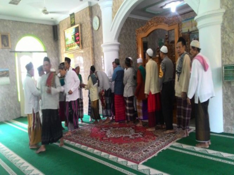 IMG-jalin-silaturahmi-dengan-sholat-berjamaah-upaya-binmas-aiptu-cecep-dekat-dengan-warganya